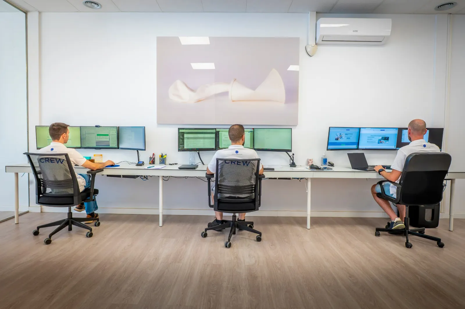 Tres miembros del equipo trabajando en la oficina